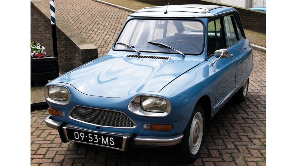 We bevinden ons in een overgangsfase. De ene auto denkt al een beetje vooruit, terwijl de bestuurder ernaast nog vertrouwt op ervaring, gewoonte of een optimistische inschatting van de beschikbare ruimte.