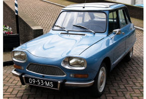 We bevinden ons in een overgangsfase. De ene auto denkt al een beetje vooruit, terwijl de bestuurder ernaast nog vertrouwt op ervaring, gewoonte of een optimistische inschatting van de beschikbare ruimte.