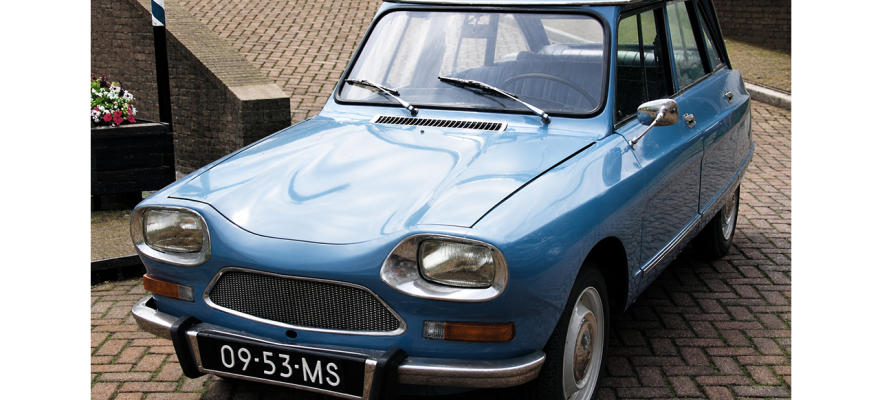 We bevinden ons in een overgangsfase. De ene auto denkt al een beetje vooruit, terwijl de bestuurder ernaast nog vertrouwt op ervaring, gewoonte of een optimistische inschatting van de beschikbare ruimte.